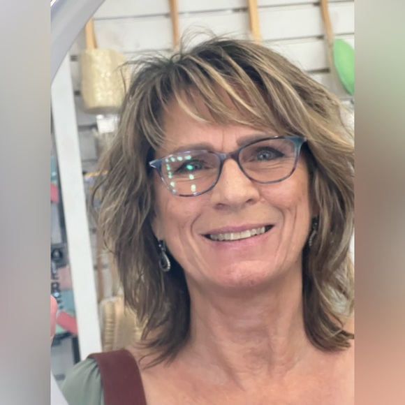 Meet your Poshmark Ambassador, Lisa! - Picture 9 of 11